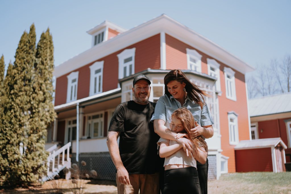 À propos | Karine, Yannick et Éva_Maison d’hôtes au Lac-des-aigles_Domaine Carte Blanche